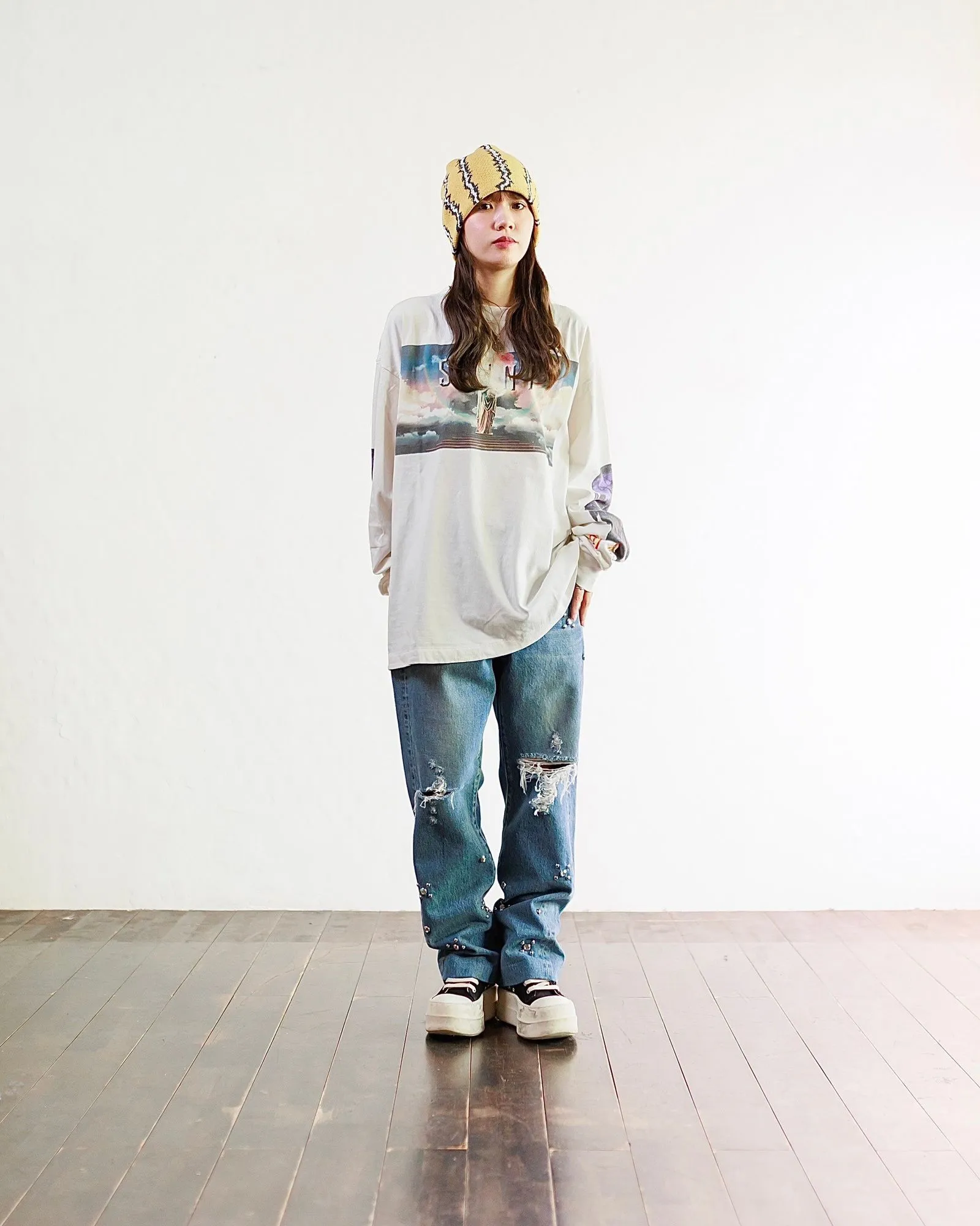 SAINT Mxxxxxx SAINT PICTURES L/S TEE/WHITE Columbia Pictures SAINT Goddess Long Sleeve Off-White S-XL Pays tribute to the Columbia Pictures Title Goddess. Full of fun. Ready-made clothes are washed. The texture is soaring. Authentic level printing is restored. Look for cylindrical seamless fabrics. It is almost meaningless if it is not a cylindrical fabric.